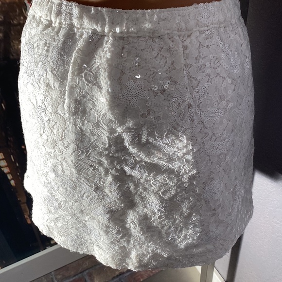 HOLLISTER - NWT - skirt: white sequin overlay mini w elastic waist & lining - L - Picture 15 of 16